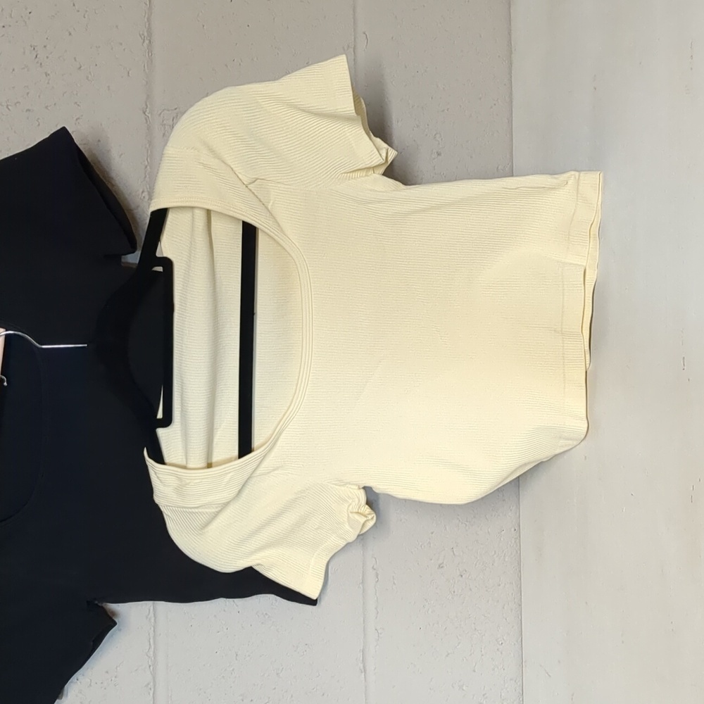 Women's Seamless Ribbed Spandex Scoop Neck Cropped Tee Bundle Size Large NWOT - Picture 2 of 6